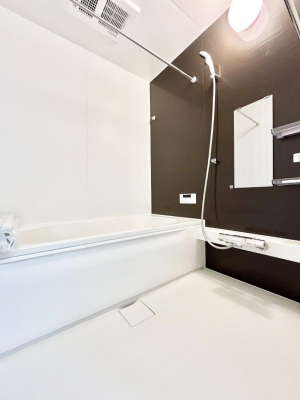 @`Bath Room`@L΂ē邱Ƃ\I̔MdȃoX^CłBqlƂꏏł\ȍLȂ̂ŁArOƂ͈ƑcR̂ЂƎy݂܂B