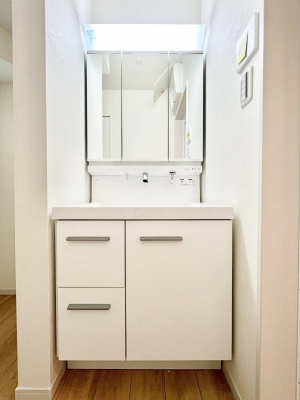ʑEʏ@`Dressing Room`@\ȑ傫̐ʑ͎[鎖ȂAgȂ݃`FbN⎕ȂǁA̍QԂłzeCNȃXy[Xŗ]TƂƂĒ܂B