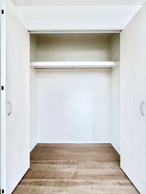 [@`Closet`@ǖʃN[[bg΃^XuKvȂAôȂXbLԂێł܂BꂽXy[XLɊpłBG߂̈ߗނ̕iȂǂՂ[o܂ˁ