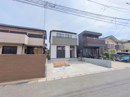 現地外観写真　～Exterior～　閑静な住宅地で子育て家族にピッタリ。毎日のお散歩も快適な緑に恵まれたエリアで、自然に包まれた穏やかな暮らしを実現するための、ゆとりある住環境が整っています。