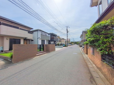現地外観写真　～Exterior～　前面道路：南西 6.02m 公道　前面道路は閑静な住宅地をはしる車通りの少ない道路。駐車の出し入れもらくらくです！ご不明点・現地見学のご希望は、お気軽にお問い合わせください！