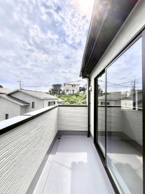 oRj[@`Balcony`@̃oRj[̑Oɂ͉_ȊOɑzՂ̂܂B󕨂₷A薾邭ĈĂ܂Bg₷JIȃoRj[ł