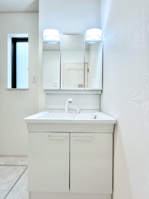 ʑEʏ@P`Dressing Room`  FœꂳĂƁAXbLƐۂ܂B̗ɂ͂ՂƎ[Xy[XWÍAVv@\dāB