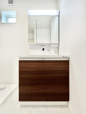 ʑEʏ@Q`Dressing Room`@\ȑ傫̐ʑ͎[鎖ȂAgȂ݃`FbN⎕ȂǁA̍QԂłzeCNȃXy[Xŗ]TƂƂĒ܂B