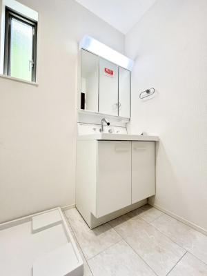 ̑@P`Dressing Room`  FœꂳĂƁAXbLƐۂ܂B̗ɂ͂ՂƎ[Xy[XWÍAVv@\dāB