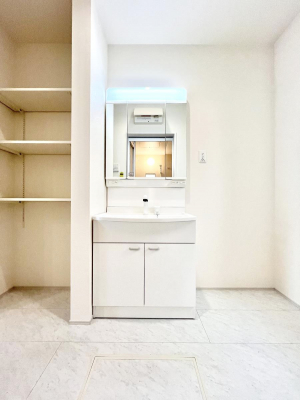 ʑEʏ@B`Dressing Room`@邭pE_[[Bgꏊ炱AKȋԂƂȂĂ܂BVv[hbT[̗pĂ܂̂ŁAVyɏo܂B