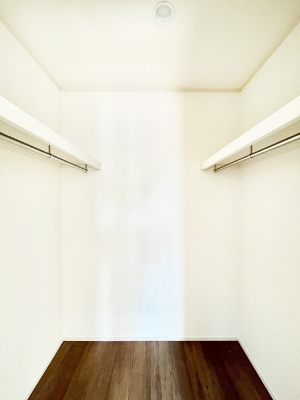 ̑@Q`Walk-in Closet`@̗mĂVɂȂɂEH[NCN[[bgBmȊOɂAigȂƓdX[cP[XAXgbNiȂǉłЕtԂłB