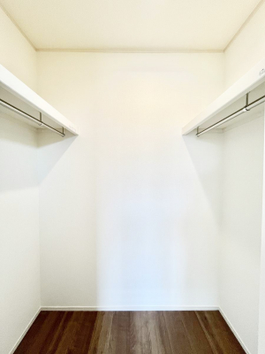 ̑@Q`Walk-in Closet`@̗mĂVɂȂɂEH[NCN[[bgBmȊOɂAigȂƓdX[cP[XAXgbNiȂǉłЕtԂłB