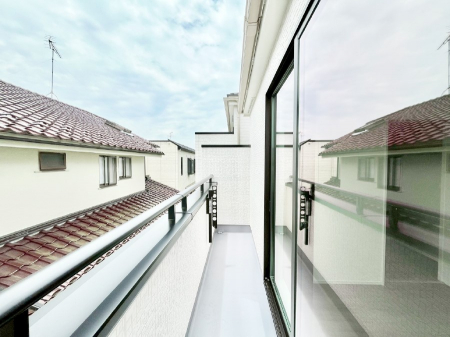 oRj[@Q`Balcony`@傫ȋɈ͂܂ꂽĈƁBoRj[`ň|IȊJɕ܂܂BoRj[͗z݂zc󕨂C悭Ƃł܂B