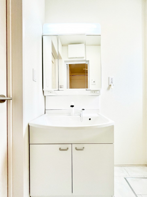 ʑEʏ@Q`Dressing Room`  FœꂳĂƁAXbLƐۂ܂B̗ɂ͂ՂƎ[Xy[XWÍAVv@\dāB
