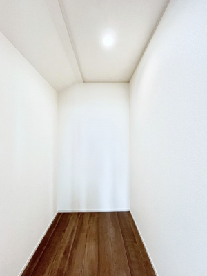 ̑@P`Walk-in Closet`@̗mĂVɂȂɂEH[NCN[[bgBmȊOɂAigȂƓdX[cP[XAXgbNiȂǉłЕtԂłB