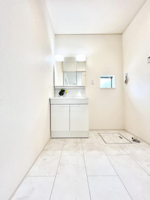 ʑEʏ@P`Dressing Room`@\ȑ傫̐ʑ͎[鎖ȂAgȂ݃`FbN⎕ȂǁA̍QԂłzeCNȃXy[Xŗ]TƂƂĒ܂B