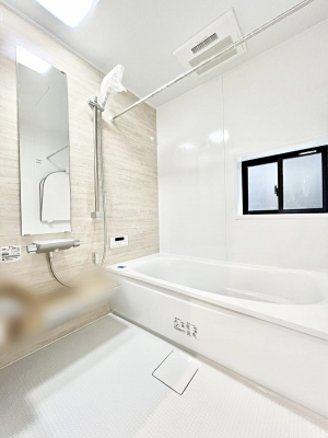 浴室　内装～Bath Room～　足を伸ばして入浴することが可能！一日の疲れを癒す貴重なバスタイムです。お子様とご一緒でも十分な広さなので、リビングとは違った家族団欒のひと時をお楽しみいただけます。