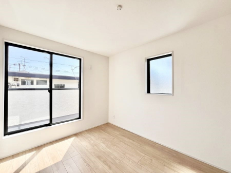 その他内観　内装～Bed Room～　2面採光を確保した明るい室内は、風通しも良く、大変居心地の良い空間となっております。爽やかな風を感じて起きる朝は、快適生活の始まりに！日当たりや通風がとても良い住まい♪