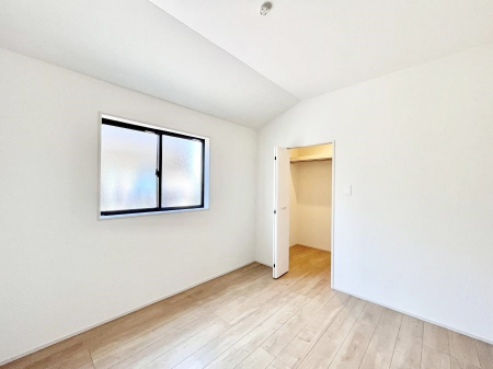 寝室　内装～Bed Room～  全居室には収納クローゼットを完備！普段使いのお洋服や小物はもちろん、季節物のお洋服などもしっかりと整理整頓おしまい頂けます。  居室空間を広く使用できますね。
