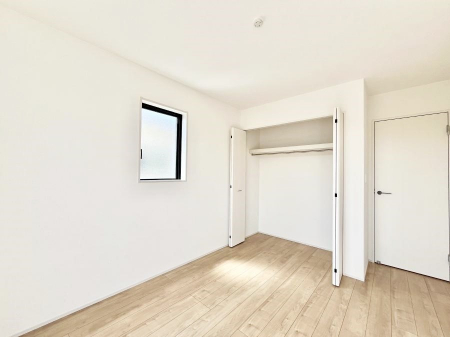 子供部屋　内装～Bed Room～　子供部屋はお子様にとって大変重な役割があります。子供一人で過ごす空間を与えることで、宿題や勉強時間も自然と増えまた自ら部屋の片付けや掃除なども促すことに繋がります。