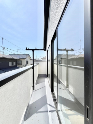 バルコニー　内装～Balcony～　南側に設置された奥行きのあるワイドバルコニー。心地よい陽射しや暖かな風を楽しむことが出来ます。晴れた日にはたっぷりの洗濯物や布団を干せます！使いやすく開放的なバルコニーです♪