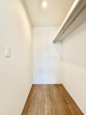 その他　内装～Walk-in Closet～　必要なものやコーディネートを一覧して確認でき、身支度や準備が短時間で済むウォークインクローゼットを設置しました。家の中をすっきりとさせる便利な収納スペースです。