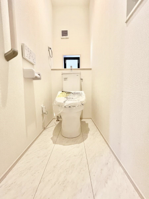 トイレ　内装～Toilet～　綺麗・スッキリ・快適なウォシュレット付トイレでくつろげる空間です。トイレは毎日使わざるを得ないもの。いつも清潔を保ちたいですね。トイレが2ヶ所あるので朝の混雑時に便利です！