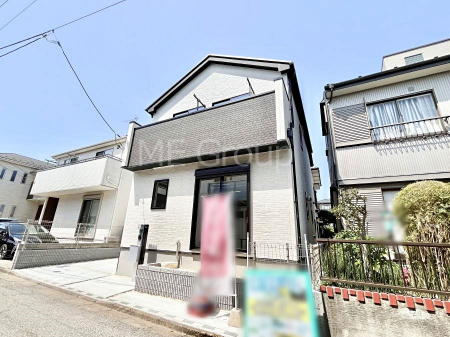 現地外観写真　外観～Exterior～  一戸建ての大きなメリットは、自分達の「土地」を「自由に」使える事です。  ガーデニングやＤＩＹ，車やバイクの趣味など様々な用途で利用できます。