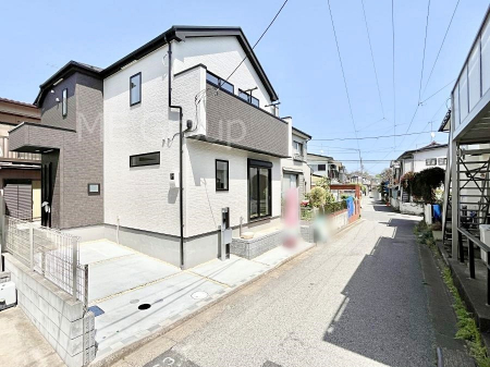 現地外観写真　外観～Exterior～　前面道路：南 4m 私道　前面道路は閑静な住宅地をはしる車通りの少ない道路。駐車の出し入れもらくらくです！ご不明点・現地見学のご希望は、お気軽にお問い合わせください！