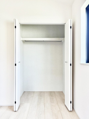 [@`Closet`@ǖʃN[[bg΃^XuKvȂAôȂXbLԂێł܂BꂽXy[XLɊpłBG߂̈ߗނ̕iȂǂՂ[o܂ˁ