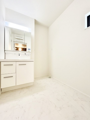 ̑@P`Dressing Room`@邭pE_[[Bgꏊ炱AKȋԂƂȂĂ܂BVv[hbT[̗pĂ܂̂ŁAVyɏo܂B