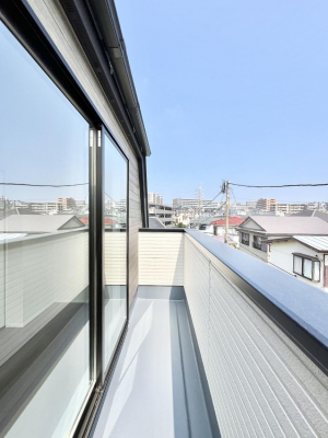 oRj[@P`Balcony`  傫ȋɈ͂܂ꂽĈƁBoRj[`ň|IȊJɕ܂܂B  oRj[͗z݂zc󕨂C悭Ƃł܂B