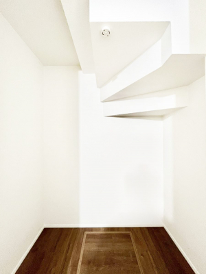 ̑@P`Walk-in Closet`@̗mĂVɂȂɂEH[NCN[[bgBmȊOɂAigȂƓdX[cP[XAXgbNiȂǉłЕtԂłB