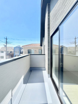 oRj[@`Balcony`@傫ȋɈ͂܂ꂽĈƁBoRj[`ň|IȊJɕ܂܂BoRj[͗z݂zc󕨂C悭Ƃł܂B