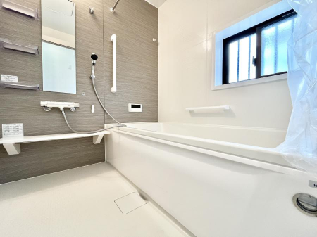 浴室　内装～Bath Room～　落ち着いた雰囲気の浴室で明日に向けてリフレッシュ。浴室乾燥機能も付いているので隣の洗濯機置き場で洗い上がった洗濯物を、雨の日も天気を気にせず乾燥させることも可能です。