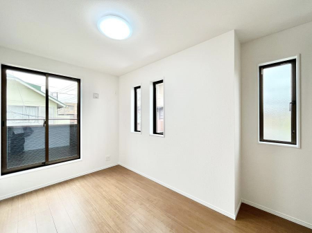 その他内観　内装～Bed Room～　2面採光を確保した明るい室内は、風通しも良く、大変居心地の良い空間となっております。爽やかな風を感じて起きる朝は、快適生活の始まりに！日当たりや通風がとても良い住まい♪
