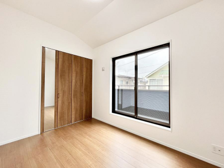 寝室　内装～Bed Room～　木の温もりがやさしいフローリングは安らぎをもたらすプライベート空間。明るめのフローリングですので、壁紙ともマッチし、お部屋を更に広く見せてくれる効果も。