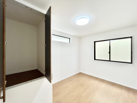 子供部屋　内装～Bed Room～  全居室には収納クローゼットを完備！普段使いのお洋服や小物はもちろん、季節物のお洋服などもしっかりと整理整頓おしまい頂けます。  居室空間を広く使用できますね。