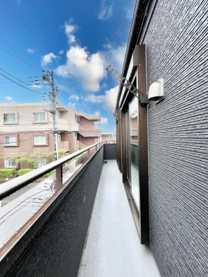 バルコニー　内装～Balcony～　南向きのバルコニーの前には雲以外に太陽を遮るものがありません。お洗濯物も乾きやすく、何より明るく気持ちのいい光が入ってきます。使いやすく開放的なバルコニーです♪