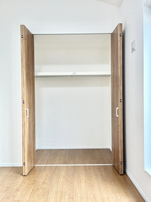 収納　内装～Closet～　壁面クローゼットがあればタンスを置く必要がなく、出っ張りのないスッキリ空間を維持できます。限られたスペースを有効に活用できそう。季節の衣類や趣味の品などたっぷり収納出来ますね♪