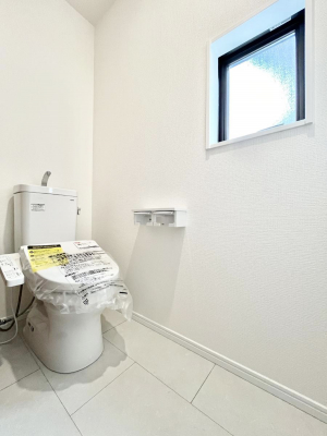 トイレ　内装～Toilet～　綺麗・スッキリ・快適なウォシュレット付トイレでくつろげる空間です。トイレは毎日使わざるを得ないもの。いつも清潔を保ちたいですね。トイレが2ヶ所あるので朝の混雑時に便利です！