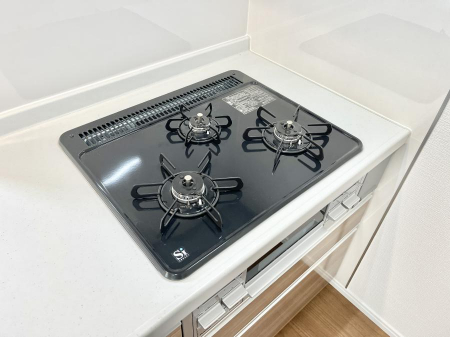その他内観　三口ガスコンロでお料理が一気にはかどりそう    