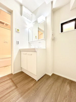 その他　内装～Dressing Room～　暗くなりがちな洗面所も窓があると採光と換気が可能なので気持ちよくお使い頂けます。三面鏡タイプの洗面台は鏡裏収納で散らかりがちな洗面所もスッキリ♪