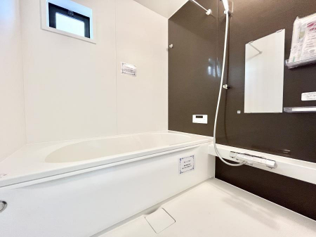 浴室　内装～Bath Room～　足を伸ばして入浴することが可能！一日の疲れを癒す貴重なバスタイムです。お子様とご一緒でも十分な広さなので、リビングとは違った家族団欒のひと時をお楽しみいただけます。