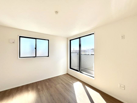 その他内観　内装～Bed Room～　バルコニーからの採光で朝もスッキリ目が覚めそうですね！穏やかな光が差し込む室内には、穏やかな時間が流れます。休日には、落ち着いた空間で自分の趣味を楽しむのはいかがですか。
