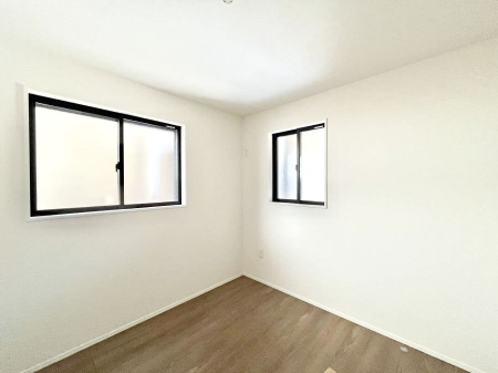 子供部屋　内装～Bed Room～　2面採光を確保した明るい室内は、風通しも良く、大変居心地の良い空間となっております。爽やかな風を感じて起きる朝は、快適生活の始まりに！日当たりや通風がとても良い住まい♪