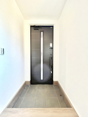玄関　内装～Entrance～　家の中でお客様を迎える最初の場所である玄関は、家の印象そのものです！豊富な玄関収納で、常に綺麗に保つことが出来ます♪玄関にはたっぷり収納の下駄箱を完備！