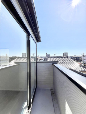 バルコニー　内装～Balcony～  大きな空に囲まれた気持ちのいい家。バルコニーを覗くだけで圧倒的な開放感に包まれます。  バルコニーは陽がさしこみお布団や洗濯物を気持ちよく干すことができます。