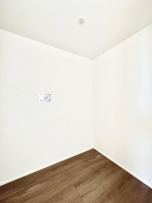 その他　内装～Walk-in Closet～　たくさんの洋服をかけてもシワになりにくいウォークインクローゼット。洋服以外にも、普段使わない家電やスーツケース、ストック品など何でも片付く嬉しい空間です。