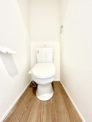 トイレ　内装～Toilet～　綺麗・スッキリ・快適なウォシュレット付トイレでくつろげる空間です。トイレは毎日使わざるを得ないもの。いつも清潔を保ちたいですね。トイレが2ヶ所あるので朝の混雑時に便利です！