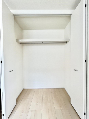[@1`Closet`@ǖʃN[[bg΃^XuKvȂAôȂXbLԂێł܂BꂽXy[XLɊpłBG߂̈ߗނ̕iȂǂՂ[o܂ˁ