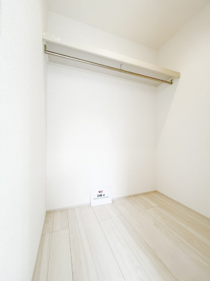 その他　ウォークインクローゼット付きで生活空間を広く利用できます。