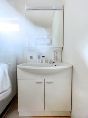ʑEʏ@`Dressing Room`@\ȑ傫̐ʑ͎[鎖ȂAgȂ݃`FbN⎕ȂǁA̍QԂłzeCNȃXy[Xŗ]TƂƂĒ܂B