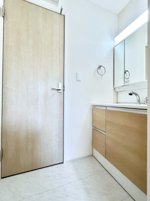 ̑@Q`Dressing Room`  \ȑ傫̐ʑ͎[鎖ȂAgȂ݃`FbN⎕ȂǁA̍QԂłzeCNȃXy[Xŗ]TƂƂĒ܂B